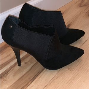 Vera Wang black heel